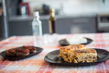 pastitsio çanak, geleneksel Yunan yemekleri üzerinde parça