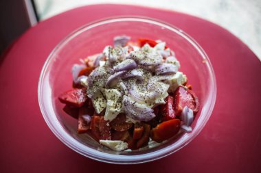 domates, soğan, Yunan peynir beyaz, püresi ve sızma zeytinyağı ile lezzetli geleneksel ev yapımı Yunan salatası