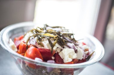 domates, soğan, Yunan peynir beyaz, püresi ve sızma zeytinyağı ile lezzetli geleneksel ev yapımı Yunan salatası