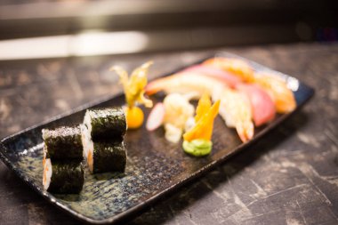 Suşi ve rulo arka plan, siyah, en iyi görünümü karede. Renkli Japon restoranı Mama seti, kopya alanı