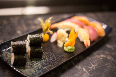 Suşi ve rulo arka plan, siyah, en iyi görünümü karede. Renkli Japon restoranı Mama seti, kopya alanı