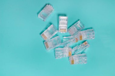 Şeffaf tak ethernet rj-45 konektör izole Internet arka plana bağlanmak için.