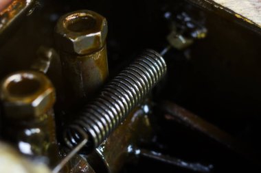 İç motor yayı yakın. Motor yürüyüş traktör.