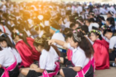 Okulda öğrenci kutlama. Arka plan de-odak.