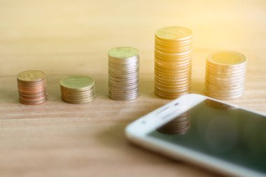 Para ve gelir veya yatırım fikirleri ve finansal yönetim gelecek için kaydetmek para sikke yığını.