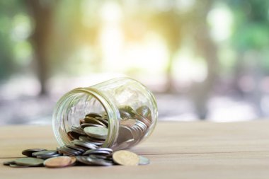 Üzerinde paralar softlight ile ahşap. Para ve hesap büyüme iş kavramı kaydetme. Tayland Bahtı para.