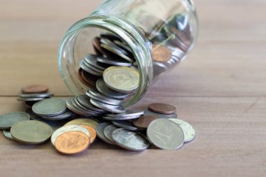 Üzerinde paralar softlight ile ahşap. Para ve hesap büyüme iş kavramı kaydetme. Tayland Bahtı para.