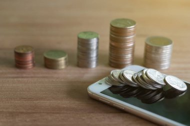 Para ve gelir veya yatırım fikirleri ve finansal yönetim gelecek için kaydetmek para sikke yığını.