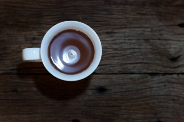 Kahve ahşap arka plan üstten görünüm.