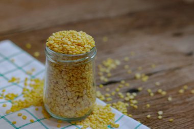 Soyulmuş split soya fasulyesi ahşap arka plan üzerinde.