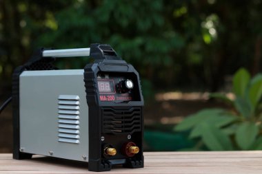 Dikme teknik Çelik Sanayi Çelik Kaynakçı çalışır. Kaynak Makinası.