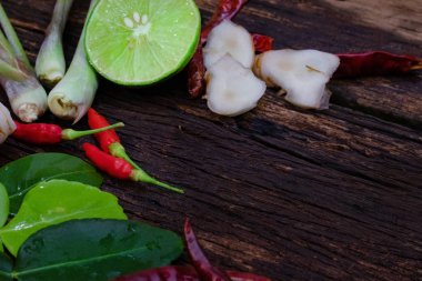 Tay gıda içerikler için Tom yum eski ahşap zemin üzerine.