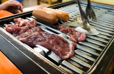 Elektrikli ızgara deniz ürünleri dahil cockle ve kalamar chabu deposunda