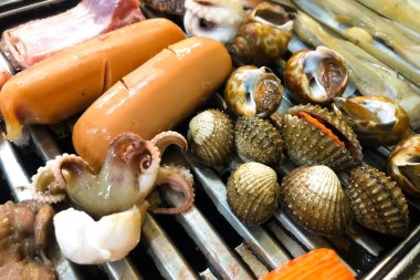 Elektrikli ızgara deniz ürünleri dahil cockle ve kalamar chabu deposunda