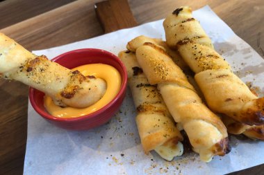 Ekmek sopa daldırma peynir Restaurant'ta bir gemide ile