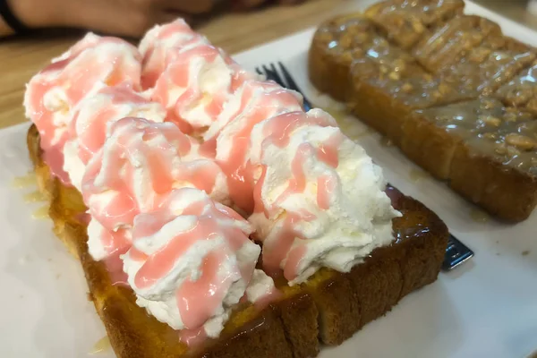 Brood Aardbei Slagroom — Stockfoto