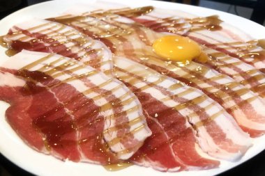 İnce dilimlenmiş domuz eti siyah plaka shabu veya sukiyaki için hazırlanan