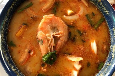 Tom Yum Goong baharatlı ekşi çorbası üstten görünüm. Tay yerel gıda.