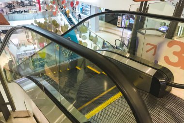 Yürüyen merdiven, Covid19 olayındaki mikroplardan oluşuyor..