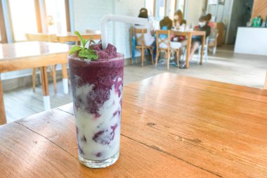 Bir bardak nane aromalı yabanmersini püresi.