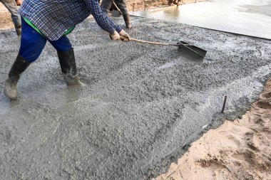 Bölgeye beton döken işçiler