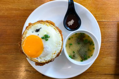 Kızarmış yumurta ve domuz etli kimchi pilavı. Kore yemeği tarzı..