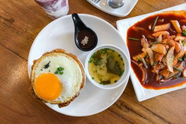 Kızarmış yumurta ve domuz etli kimchi pilavı. Kore yemeği tarzı..