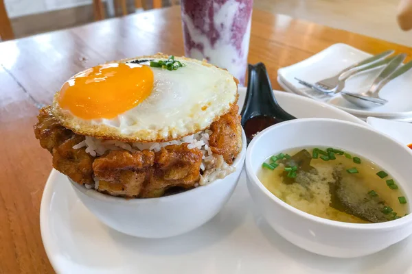 Τηγανητό Ρύζι Τηγανητό Αυγό Και Χοιρινό Κορεάτικο Στυλ Τροφίμων — Φωτογραφία Αρχείου