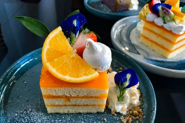 Orange Tårta Med Orange Topping Tallriken Redo Att Äta — Stockfoto