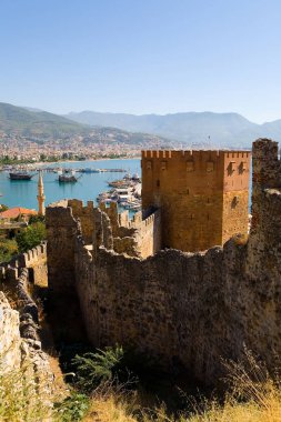 Akdeniz çerçevede eski bir kale kalıntıları. Alanya