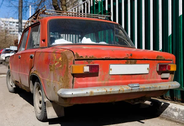 Старая Ржавая Красная Советская Машина Людей — стоковое фото