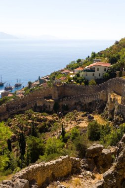 Eski kale duvarına Alanya deniz arka planı. İnsanlar.