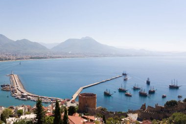 Alanya arka plan üzerinde bir antik serf kırmızı kule. Türkiye.