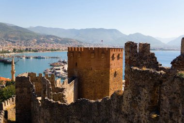 Akdeniz çerçevede eski bir kale kalıntıları. Alanya