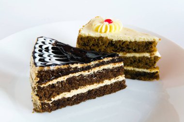 İki dilim kek beyaz tabak içinde yalan. Hafif bir arka plan üzerinde.