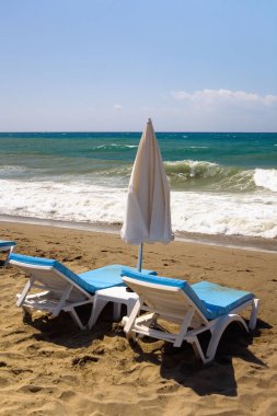 Güneş deniz dalgaları ile karşı yataklar hazır. Türkiye.