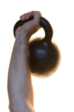 Beyaz bir arka planda insan elinde ağır ağırlık. Spor.