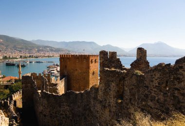 Akdeniz çerçevede eski bir kale kalıntıları. Alanya