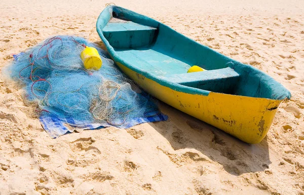 Balıkçı teknesi ve sahilde ağlar. Tayland.