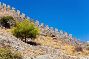 Eski siperlerden kalesine duvardaki bir yamaç üzerinde duruyor. Türkiye.