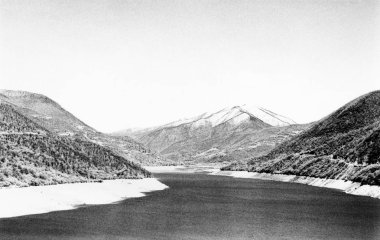 Siyah ve beyaz dağ manzarası retro tarzı. Dikkat! Parçalı yapı ve diğer yapıları analog fotoğraf görüntü içerir!