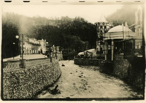 Nehrin Gürcistan'daki Bordjomula. Dikkat! Parçalı yapı ve diğer yapıları analog fotoğraf görüntü içerir!