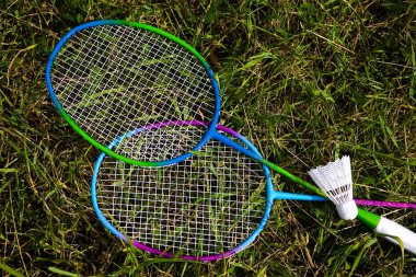 Raketleri badminton, raketle için çim üzerinde yalan. Spor malzemeleri.