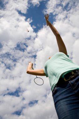 Kız bir raketle attı ve gürültü ile vurmak istiyor. Spor.