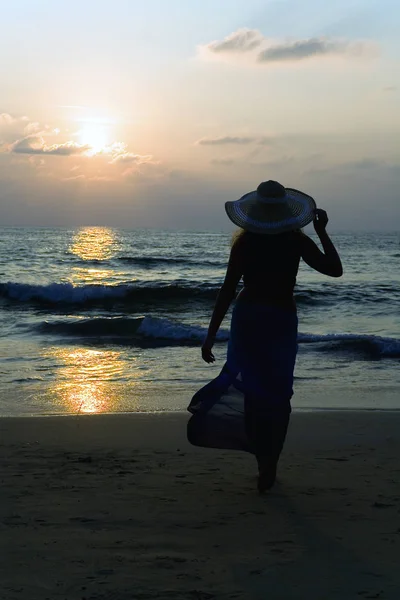 Silhouette Eines Einsamen Mädchens Das Richtung Meer Geht Sonnenuntergang — Stockfoto
