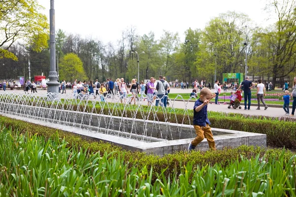 Mosca Russia Maggio 2018 Bambino Salta Accanto Una Fontana Nel — Foto Stock