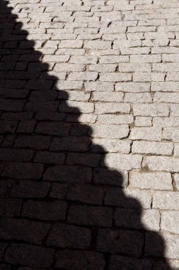 Çatıda bir taş döşeme gelen gölge. Türkiye.