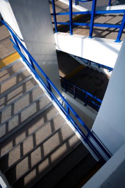 Merdiven yukarıdan fotoğraflandı. Mimari soyutlama.
