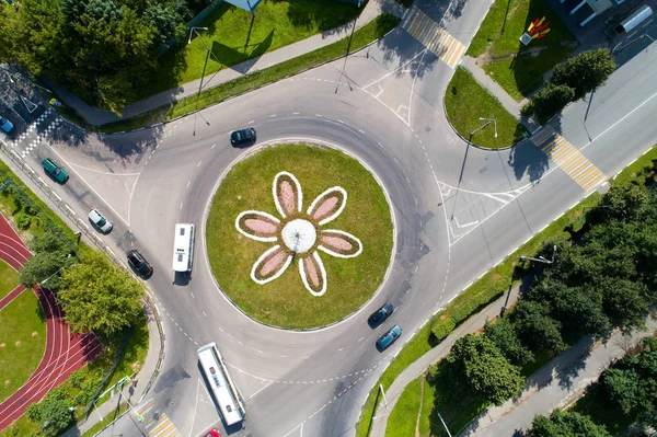 Üstten görünüm dairesel hareketlerle ve bir çiçek yatak ile yolun. Hava fotoğrafçılığı.