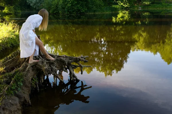 Ein Mädchen Einem Weißen Kleid Ufer Eines Teiches Mensch Und — Stockfoto
